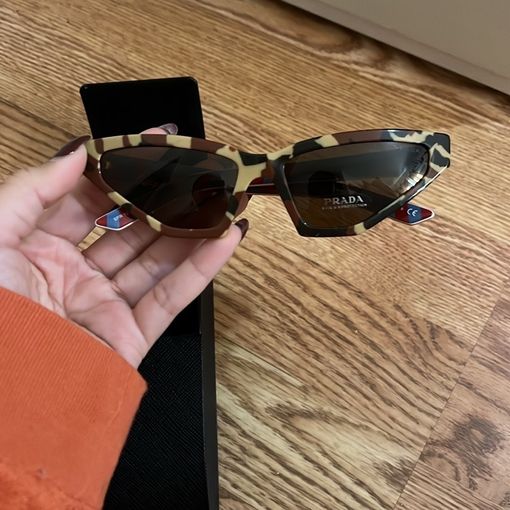 Prada sunglasses - Picture 4 of 8